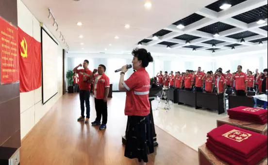 在黨旗下宣誓！